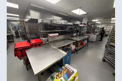 1002 E Newport Center Dr, Deerfield Beach, FL 33442 - Photo 11