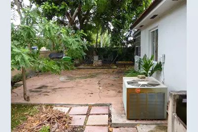 8161 NW 186th Ter, Hialeah, FL 33015 - Photo 9