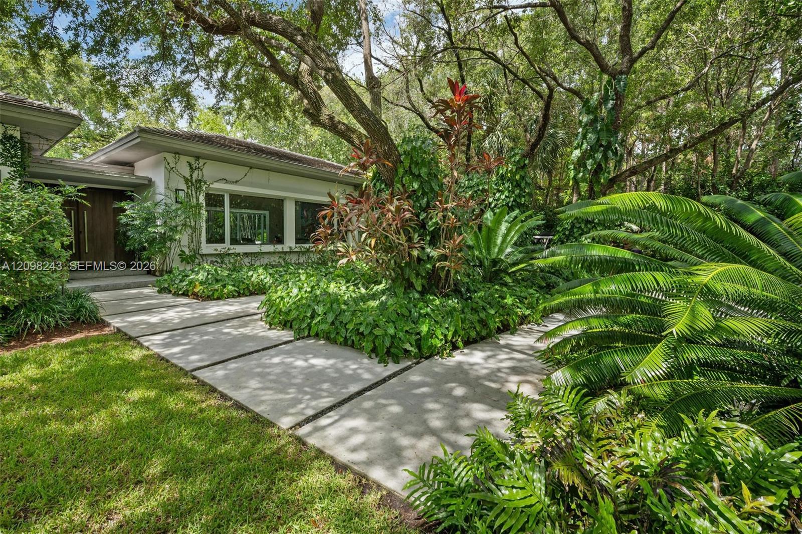 6080 SW 102nd St - 6080 SW 102nd St, Pinecrest, FL 33156 Luxury Property | Jose Angel Pina