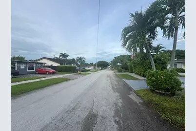 9265 SW 44th St, Miami, FL 33165 - Photo 23