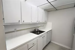 301 SW 135th Ave, Pembroke Pines, FL 33027 - Photo 9