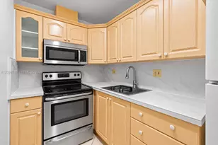 4715 NW 7th St, Miami, FL 33126 - Photo 9