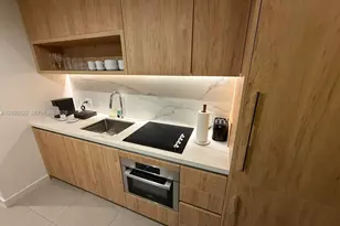 11 NE 6th St, Miami, FL 33132 - Photo 3