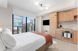 11 NE 6th St, Miami, FL 33132 - Photo 9