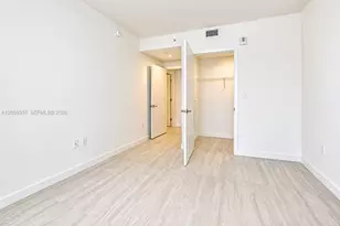 77 SE 5th St, Miami, FL 33131 - Photo 7