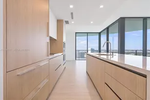 2411 Laguna Cir, Miami, FL 33180 - Photo 25