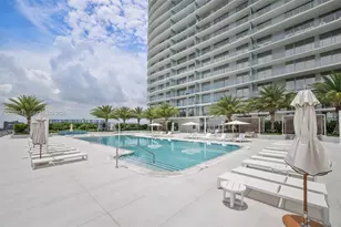 2411 Laguna Cir, Miami, FL 33180 - Photo 15