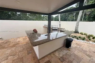 15240 S Laurel Ln S, Pembroke Pines, FL 33027 - Photo 9