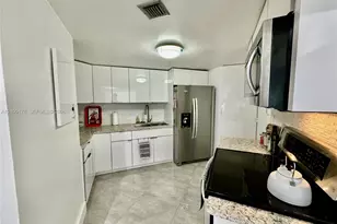 801 Brickell Bay Dr, Miami, FL 33131 - Photo 3