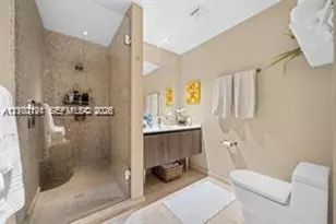 68 SE 6th St, Miami, FL 33131 - Photo 5
