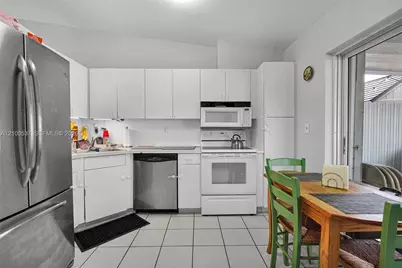 7677 NW 180th Ter, Hialeah, FL 33015 - Photo 19