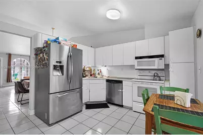 7677 NW 180th Ter, Hialeah, FL 33015 - Photo 17