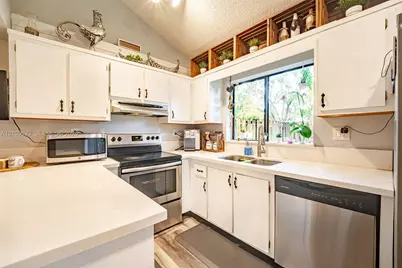 13298 NW 6th Ct, Plantation, FL 33325 - Photo 9