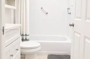 5800 W 18th Ln, Hialeah, FL 33012 - Photo 17