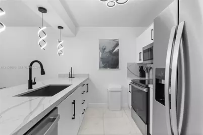 1200 Brickell Bay Dr #1907, Miami, FL 33131 - Photo 5