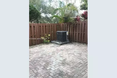 11352 NW 56th St, Doral, FL 33178 - Photo 7