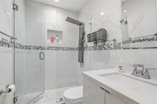 13996 Lake Lure Ct, Miami Lakes, FL 33014 - Photo 17