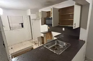902 NE 209th St, Miami, FL 33179 - Photo 9