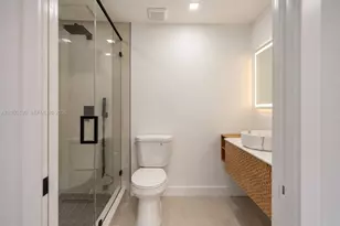 8039 Lake Dr, Doral, FL 33166 - Photo 23