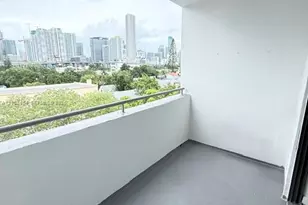546 SW 1st St, Miami, FL 33130 - Photo 11