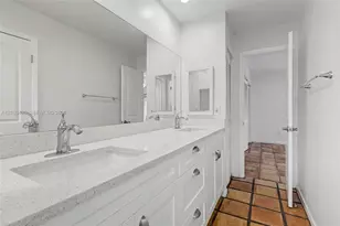 521 NE 38th St, Miami, FL 33137 - Photo 25