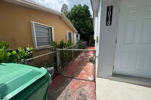 1010 NW 32nd Pl, Miami, FL 33125 - Photo 9