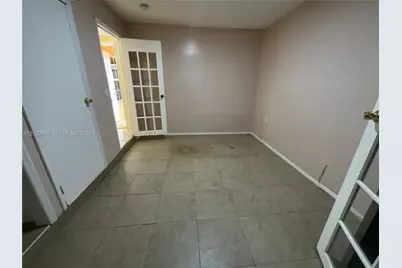 8837 N Crescent Dr, Miramar, FL 33025 - Photo 9