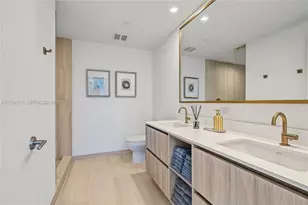 77 SE 5th St, Miami, FL 33131 - Photo 13