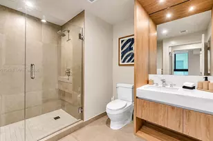 11 NE 6th St, Miami, FL 33132 - Photo 25