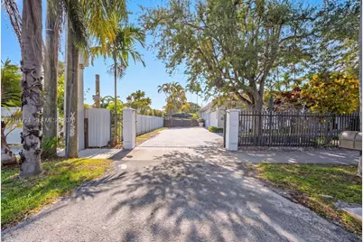 5750 SW 67th Ave, Miami, FL 33143 - Photo 3