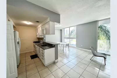 275 NE 18th St #305, Miami, FL 33132 - Photo 3