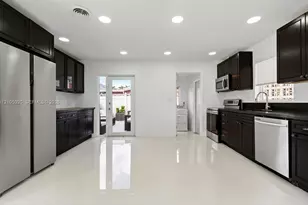 1910 NW 36th St, Oakland Park, FL 33309 - Photo 15