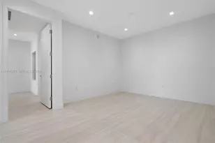 2411 Laguna Cir, Miami, FL 33180 - Photo 45