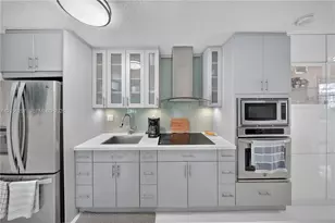 335 Collins, Miami Beach, FL 33139 - Photo 3
