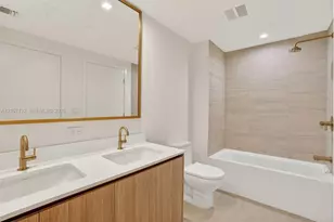 77 SE 5th St, Miami, FL 33131 - Photo 17
