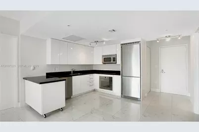 92 SW 3rd St #1803, Miami, FL 33130 - Photo 3