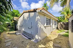 818 NE 3rd St, Hallandale Beach, FL 33009 - Photo 11