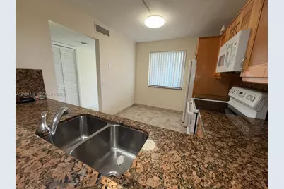 379 Lakeview Dr #205, Weston, FL 33326 - Photo 5