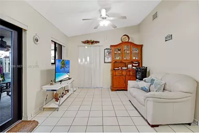 10241 NW 125th St, Hialeah Gardens, FL 33018 - Photo 11