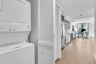 31 SE 6th St, Miami, FL 33131 - Photo 9