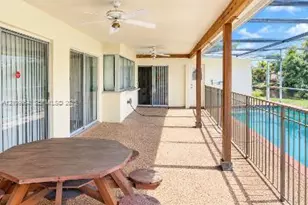 8528 Windsor Dr, Miramar, FL 33025 - Photo 11