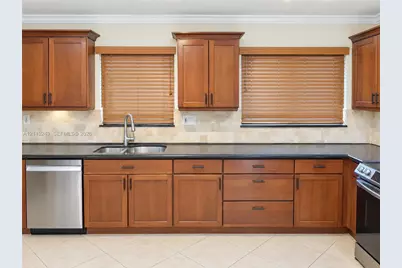 1825 NE 26th Dr, Wilton Manors, FL 33306 - Photo 9