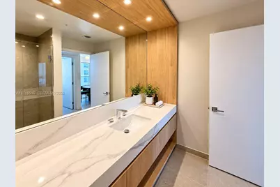 11 NE 6th St #1811, Miami, FL 33132 - Photo 9