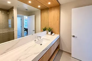 11 NE 6th St, Miami, FL 33132 - Photo 9