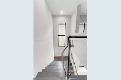 8061 NW 42nd St, Doral, FL 33166 - Photo 11