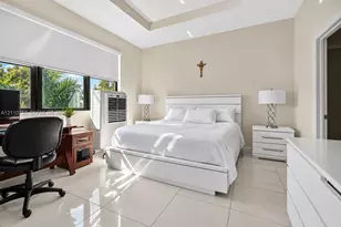 808 NE 191st St, Miami, FL 33179 - Photo 13