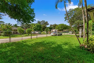 2007 NW 89th St, Miami, FL 33147 - Photo 9