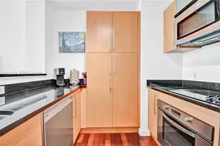 300 S Biscayne Blvd, Miami, FL 33131 - Photo 11