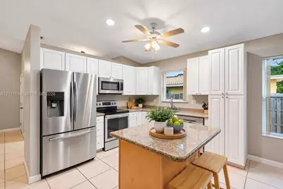 1042 NE 38th St, Oakland Park, FL 33334 - Photo 3