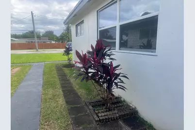 618 SW 4th Ave, Hallandale Beach, FL 33009 - Photo 1